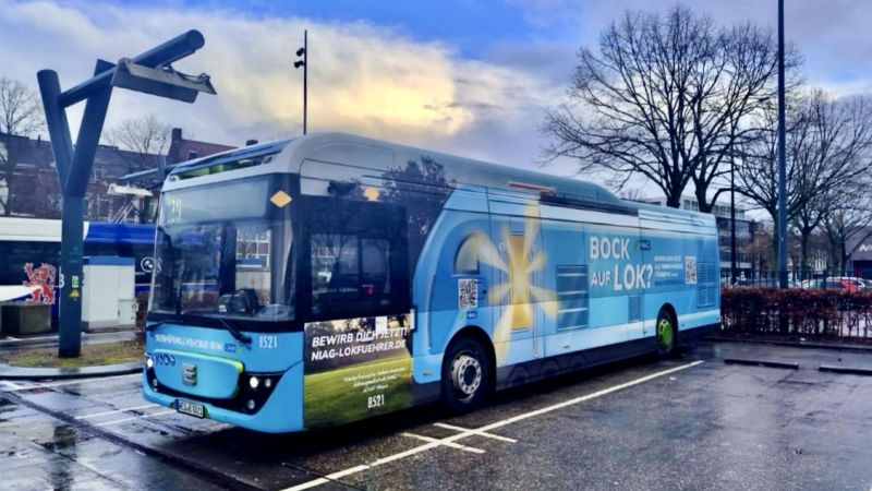 Einer von vier NIAG-Jobbussen am Bahnhof in Venlo in abendlicher Stimmung, fortografiert von Sarah Eggert. Sie gewann hiermit den ersten Platz im Fotowettbewerb „Schnapp den Jobbus“ der NIAG.