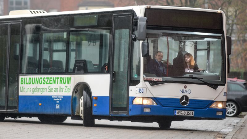 Busfahrer/in werden: So lange dauert die Ausbildung und so viel verdient man